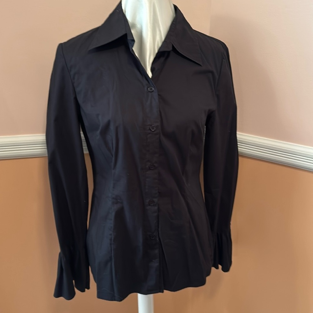 Long sleeved, collared, fitted blouse
